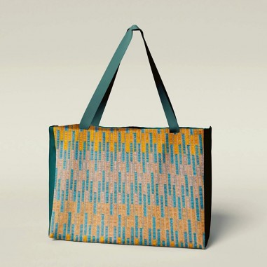 Tessuto per realizzare borsa multicolore con manici, laterali e fondo in similpelle blu chiaro
